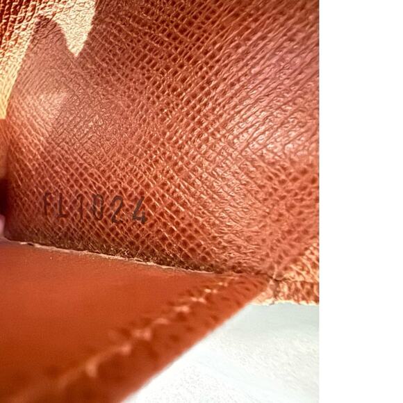 LOUIS VUITTON 2004 Vintage Monogram Key Holder - Picture 6 of 9